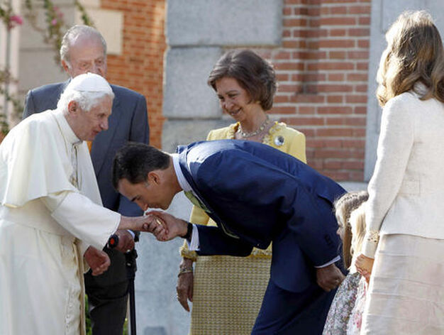 El papa ha sido recibido por los reyes, los pr&iacute;ncipes de Asturias y la infanta Elena en el Palacio de la Zarzuela.

Foto: EFE