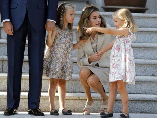 El papa ha sido recibido por los reyes, los pr&iacute;ncipes de Asturias y la infanta Elena en el Palacio de la Zarzuela.

Foto: EFE