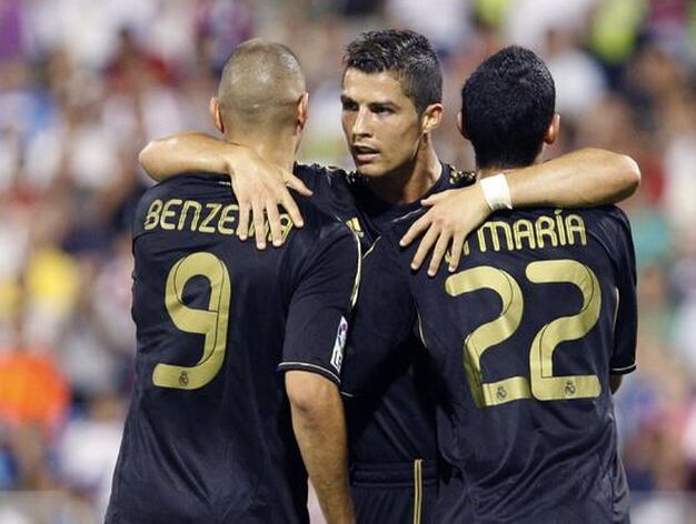 Cristiano Ronaldo celebra con Benzema y Di Maria uno de sus goles.

Foto: EFE