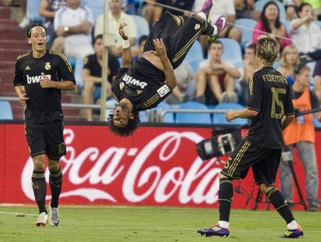 Marcelo celebra con una cabriola su gol.

Foto: EFE