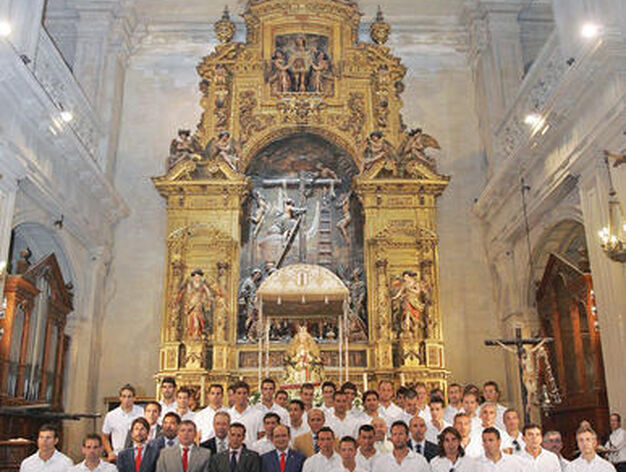 Miembros de la plantilla y directivos posan ante el altar de la Virgen de los Reyes.

Foto: Manuel G&oacute;mez