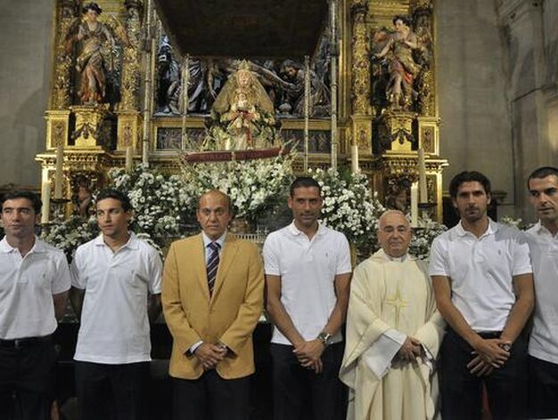 El presidente y el entrenador del club junto a algunos miembros de la plantilla ante el altar de la Virgen de los Reyes.

Foto: Manuel G&oacute;mez