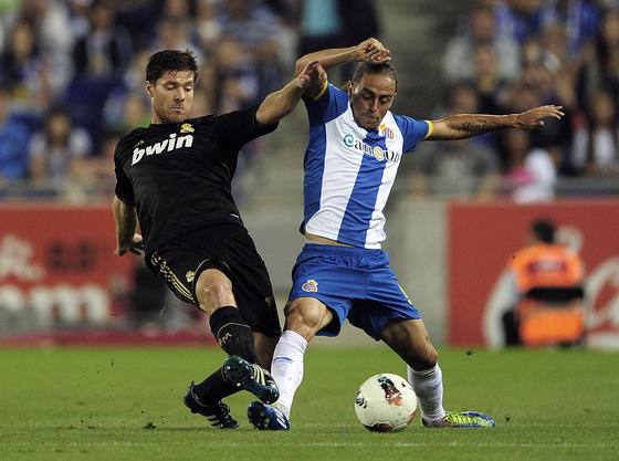 El Real Madrid destroz&oacute; a la contra al Espanyol con tres goles de Higua&iacute;n y uno de Callej&oacute;n.

Foto: AFP