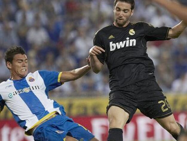 El Real Madrid destroz&oacute; a la contra al Espanyol con tres goles de Higua&iacute;n y uno de Callej&oacute;n.

Foto: EFE