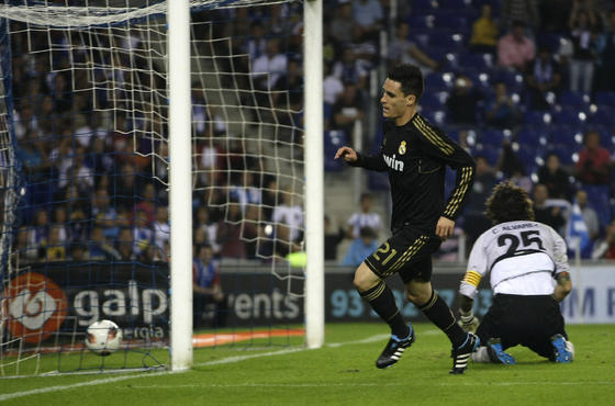 El Real Madrid destroz&oacute; a la contra al Espanyol con tres goles de Higua&iacute;n y uno de Callej&oacute;n.

Foto: Reuters