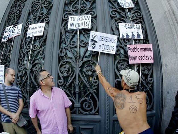 Portestas ante la puerta del Banco de Espa&ntilde;a en Madrid.

Foto: EFE