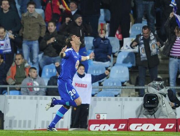 Juan Valera celebra el gol de la victoria getafense. / AFP