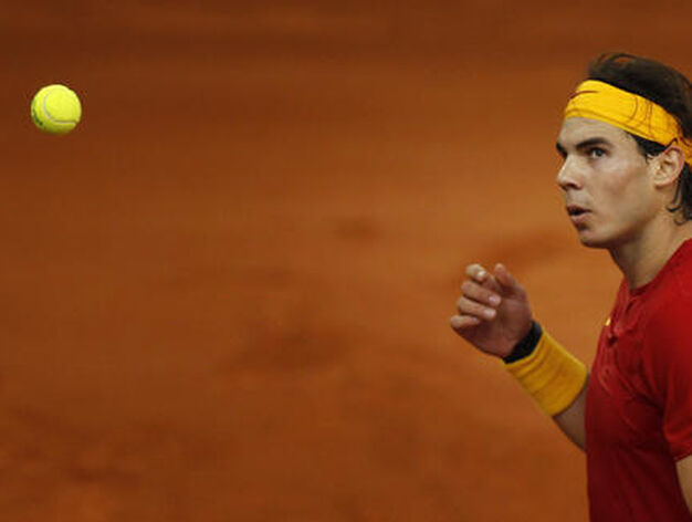 Rafa Nadal arrasa al argentino Juan M&oacute;naco y adelanta a Espa&ntilde;a en la final de la Copa Davis.

Foto: Antonio Pizarro