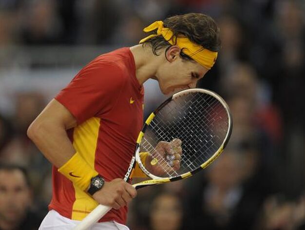 Rafa Nadal arrasa al argentino Juan M&oacute;naco y adelanta a Espa&ntilde;a en la final de la Copa Davis.

Foto: AFP