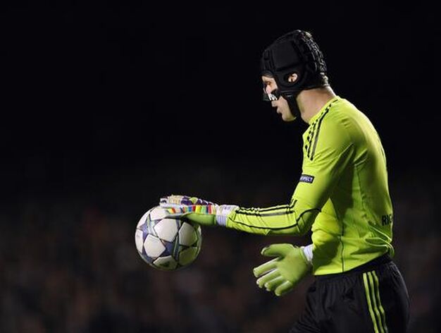Cech se dispone a poner en juego una pelota. / Reuters