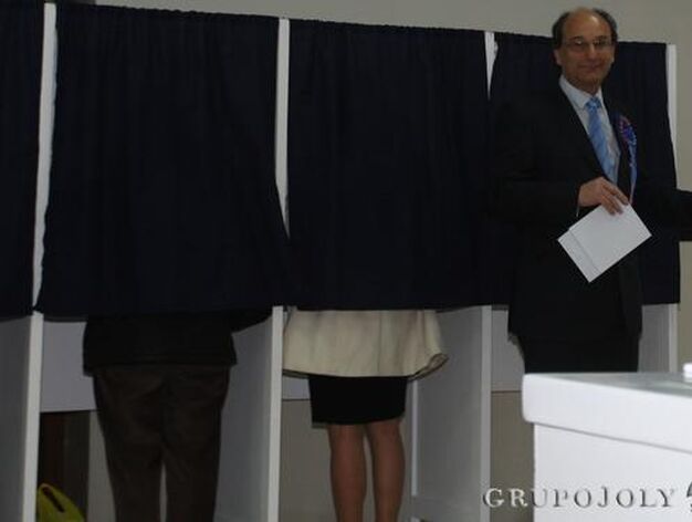 Caruana y Picardo se miden en las urnas en el Pe&ntilde;&oacute;n. Los colegios electorales permanecieron abiertos hasta las diez de la noche./Fotos:Paco Guerrero

Foto: Paco Guerrero