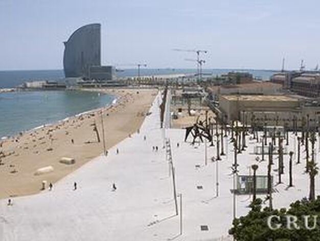 La Nova Bocana de Barcelona es una de las &uacute;ltimas zonas portuarias cedidas para uso ciudadano que incluye la construcci&oacute;n de un hotel (al fondo).