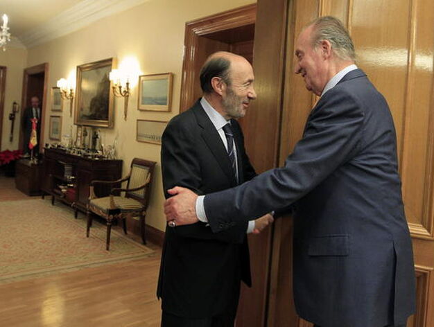 El rey Juan Carlos recibe al presidente del grupo socialista, Alfredo P&eacute;rez Rubalcaba

Foto: EFE