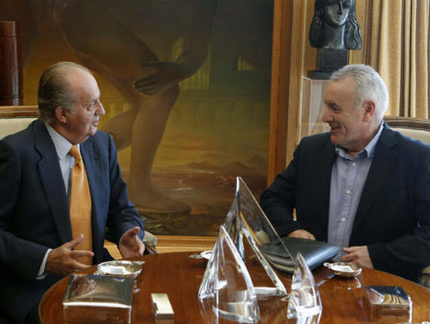 El rey y Cayo Lara, conversando en el Palacio de la Zarzuela

Foto: EFE