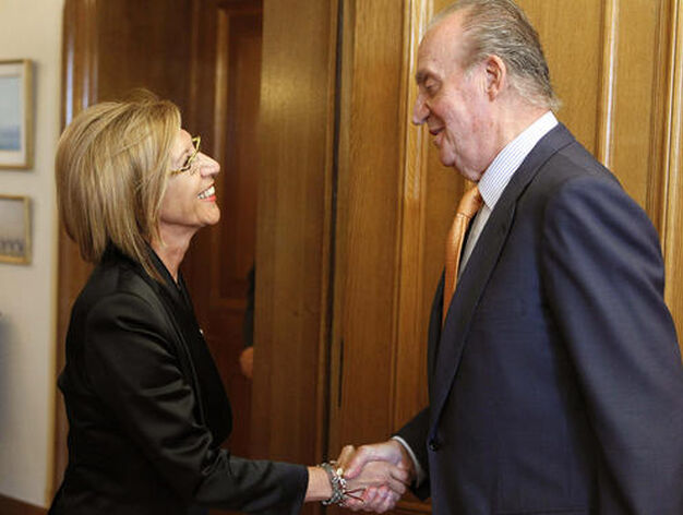 El rey Juan Carlos recibe a la diputada de UPyD Rosa D&iacute;ez

Foto: EFE