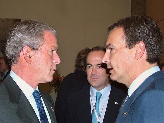 28 de junio de 2004: Tensa charla de Zapatero con el por entonces presidente de EEUU, George W. Bush, en presencia de Jos&eacute; Bono.

Foto: AFP