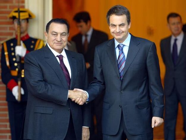 24 de noviembre de 2004: Zapatero dando la mano al presidente egipcio, Hosni Mubarak. 

Foto: AFP