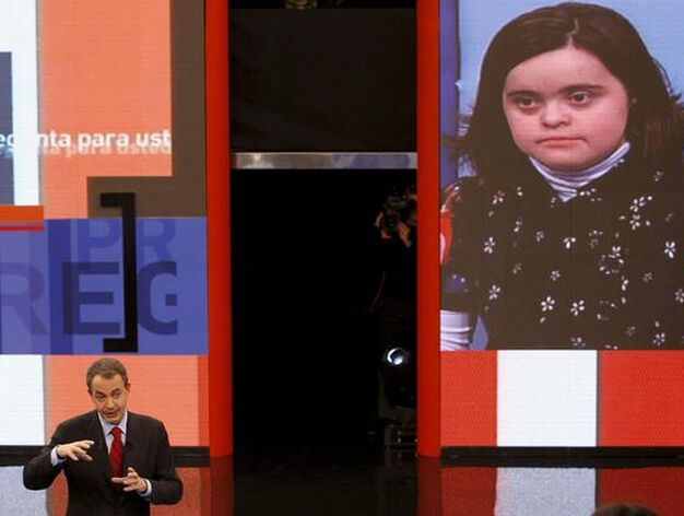 26 de enero de 2010: Zapatero particip&oacute; dos veces en 'Tengo una pregunta para usted'. En esta foto, responde a una joven con sindrome Down.

Foto: EFE