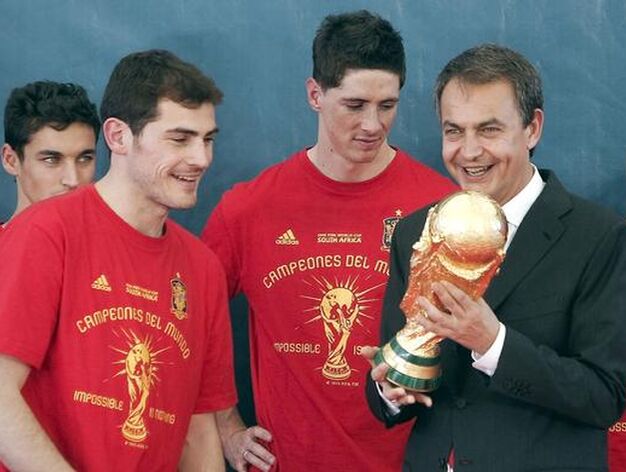 12 de julio de 2010: Zapatero recibe a la selecci&oacute;n de f&uacute;tbol tras ganar el Mundial de Sud&aacute;frica.

Foto: EFE