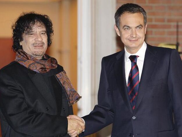 17 de diciembre de 2007: Zapatero dando la mano al dictador libio, Muamar Al Gadafi.

Foto: EFE