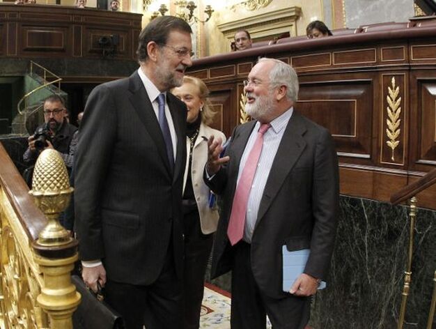 Rajoy conversa con Miguel Arias Ca&ntilde;ete, su ministro de Agricultura, Alimentaci&oacute;n y Medio Ambiente

Foto: EFE
