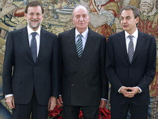 El Rey posa junto a Mariano Rajoy y Jos&eacute; Luis Rodr&iacute;guez Zapatero. / EFE