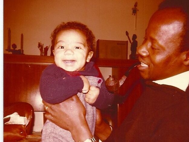 Marzo de 1978, en los brazos de su padre Sara.