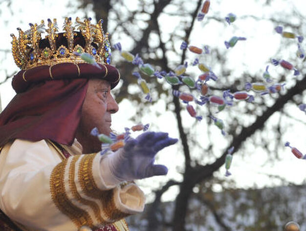 El Rey Gaspar lanza caramelos a los ni&ntilde;os. 

Foto: Manuel Gomez, Juan Carlos Vazquez