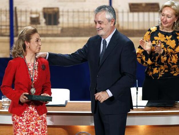 Francisca Garc&iacute;a Ram&iacute;rez recibe su Medalla de Andaluc&iacute;a.

Foto: Antonio Pizarro
