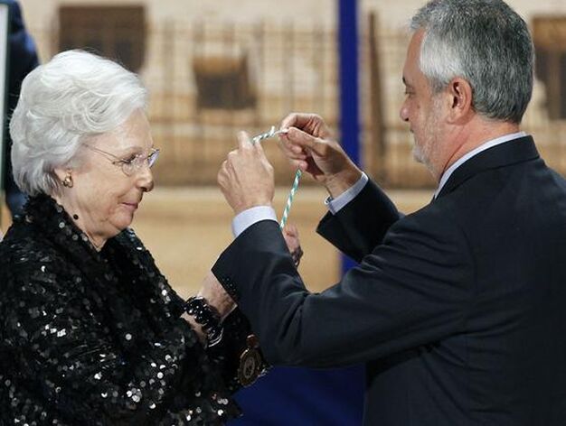 Josefina Molina recibe la medalla que le otorga el galard&oacute;n de Hija Predilecta de Andaluc&iacute;a.

Foto: Antonio Pizarro