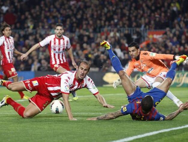 El Barcelona sufre para ganar con diez al Sporting de Gij&oacute;n. / Reuters