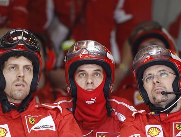 Miembros del equipo Ferrari siguen la carrera.

Foto: EFE