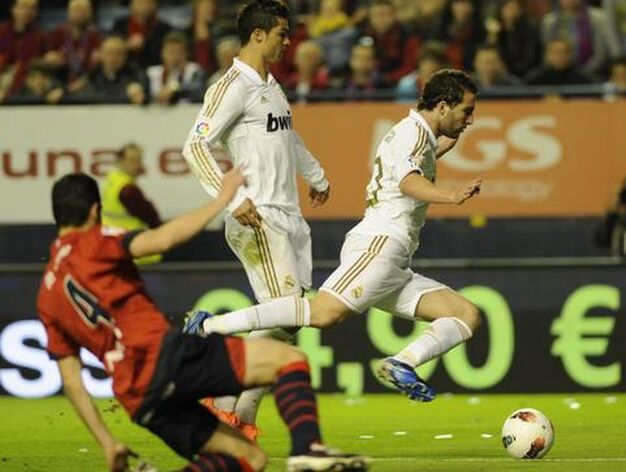 El Real Madrid vence en su visita a Osasuna con m&aacute;s comodidad de la esperada. / AFP