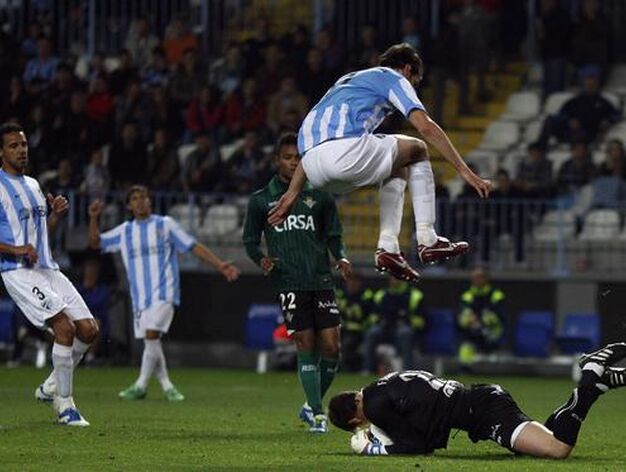 El Betis vence al M&aacute;laga en La Rosaleda (0-2). / Reuters