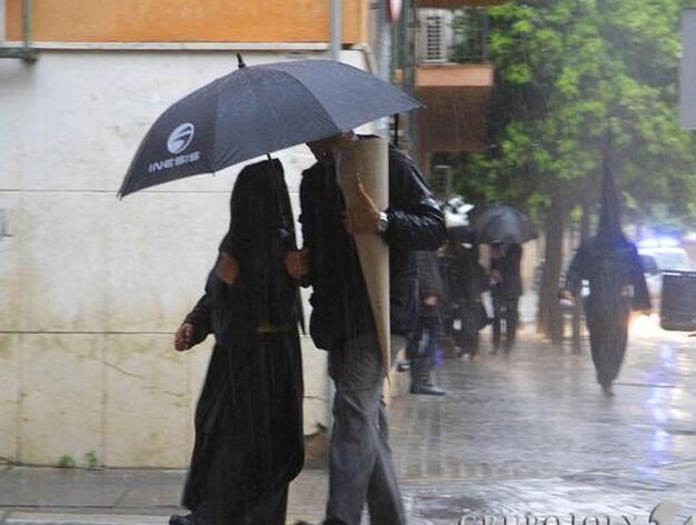 Los nazarenos se cubren con paraguas.

Foto: Victoria Hidalgo