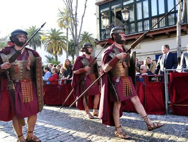 Los romanos que acompa&ntilde;an a la hermandad.

Foto: Manuel Gomez