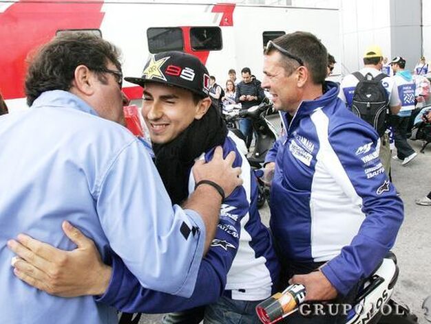 El piloto de Moto GP, Jorge Lorenzo, fue recibido con cari&ntilde;o a su llegada al circuito

Foto: Pascual / Manuel Aranda / Fito Carreto