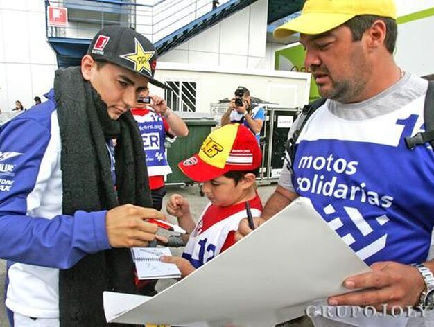 El piloto de Moto GP, Jorge Lorenzo, fue recibido con cari&ntilde;o a su llegada al circuito

Foto: Pascual / Manuel Aranda / Fito Carreto