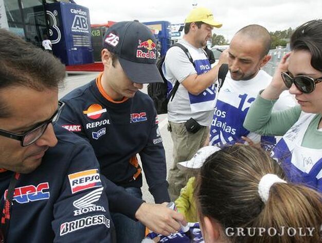 El piloto Dani Pedrosa firmando aut&oacute;grafos

Foto: Pascual / Manuel Aranda / Fito Carreto