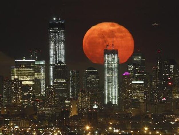 Imagen de la 'superluna' sobre el cielo estadounidense./ Reuters