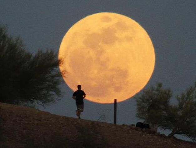 Un corredor por un camino en Phoenix./ Reuters
