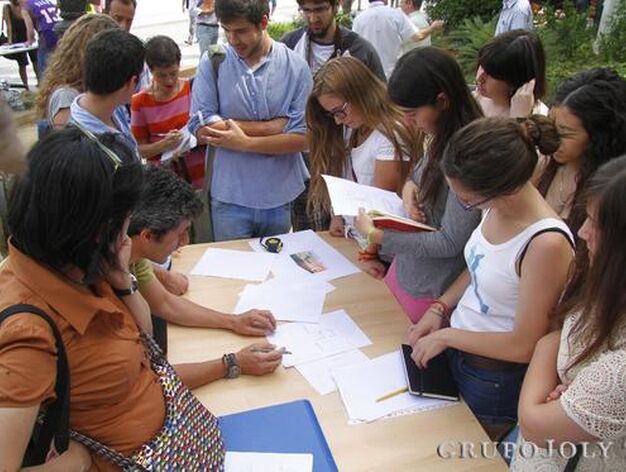 Alumnos y profesores universitarios trasladaron las clases a la calle.

Foto: Victoria Hidalgo