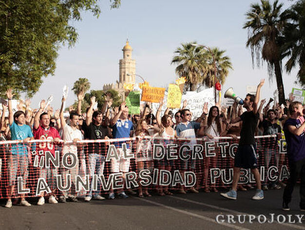 Miles de estudiantes se manifestaron por las calles de Sevilla.

Foto: Juan Carlos Mu&ntilde;oz