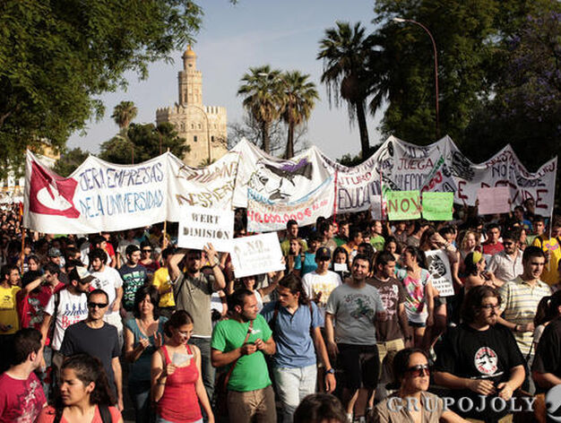 Miles de estudiantes se manifestaron por las calles de Sevilla.

Foto: Juan Carlos Mu&ntilde;oz
