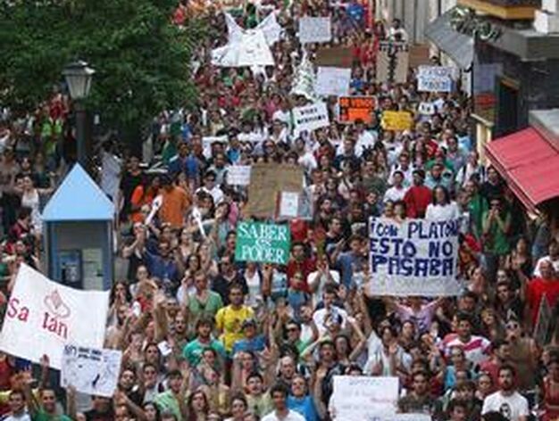 Miles de estudiantes se manifestaron por las calles de Sevilla.

Foto: Bel&eacute;n Vargas