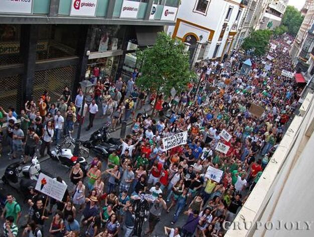 Miles de estudiantes se manifestaron por las calles de Sevilla.

Foto: Bel&eacute;n Vargas