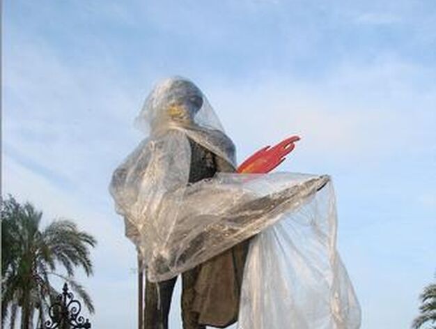 Varias estatuas de la ciudad amanecieron con antorchas, bocas tapadas y cubiertas de pl&aacute;stico.

Foto: Julio Dom&iacute;nguez Arjona