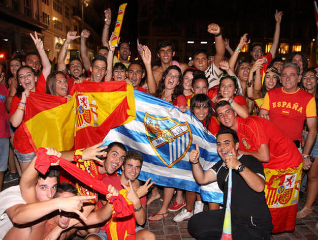 Los aficionados malague&ntilde;os acudieron al Carpena y al centro de la capital para celebrar el triunfo de la selecci&oacute;n.

Foto: Javier Albi&ntilde;ana