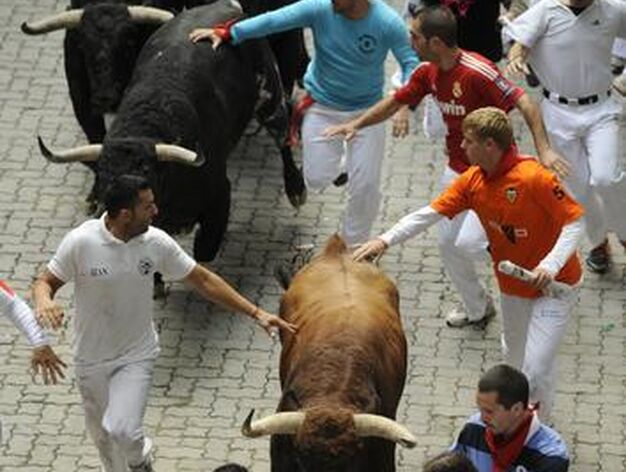 Los toros de El Pilar protagonizan un encierro r&aacute;pido, limpio y sin corneados

Foto: AFP PHOTO