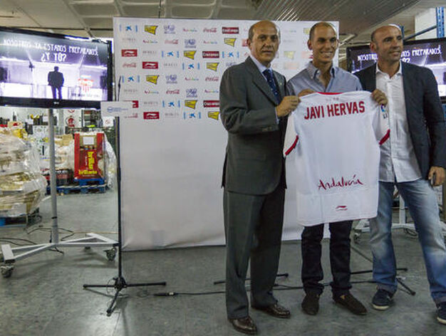 Herv&aacute;s con Del Nido mostrando la camiseta del futbolista./ Julio Mu&ntilde;oz (EFE)